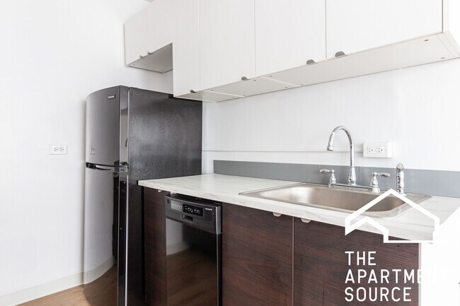 Foto del edificio - 2756 N Pine Grove Ave
