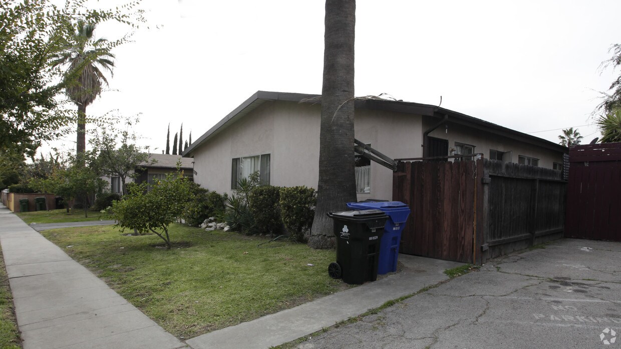 Foto del edificio - 7061-7105 Teesdale Ave