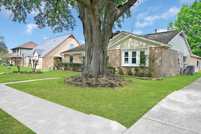 Foto del edificio - 4738 Whispering Falls Dr