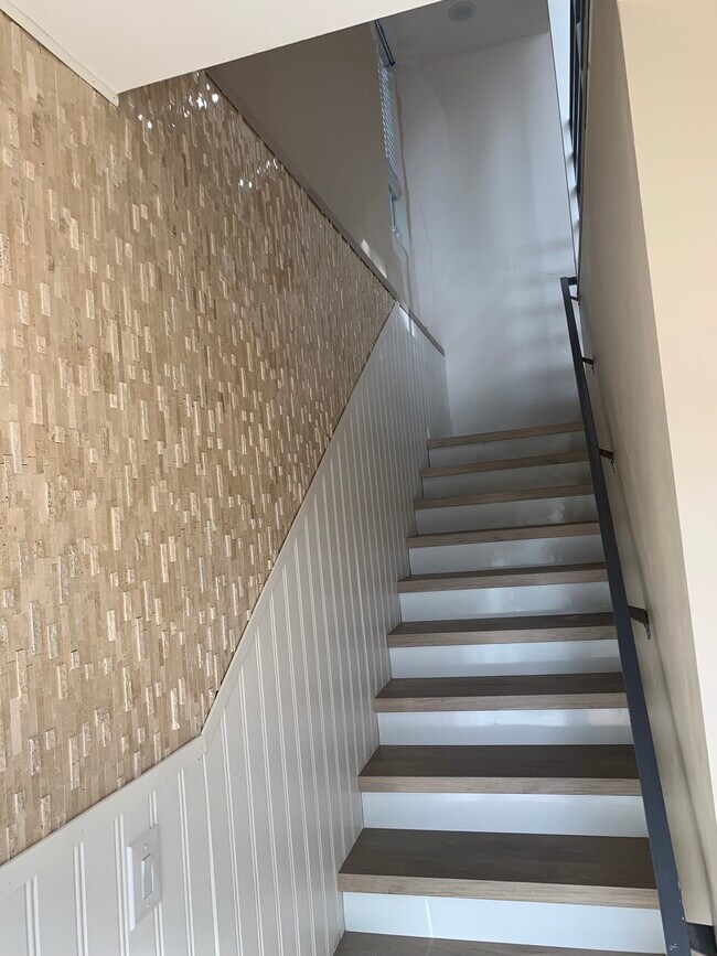escaleras al salón principal - 3520 Pansy Dr