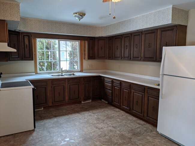 Kitchen - 25 Maple Ave