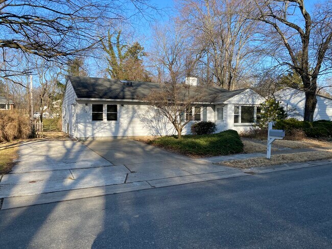 Foto del edificio - 704 Brook Dr