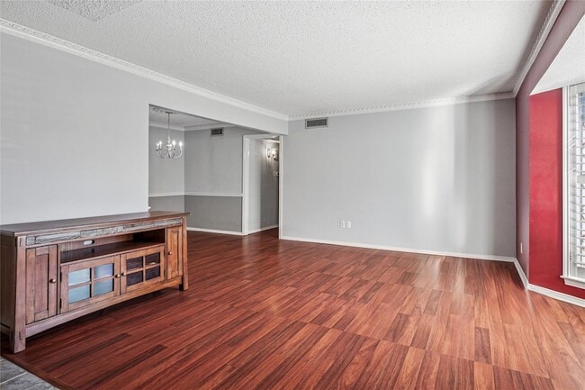 Foto del edificio - 6037 Sandhurst Ln