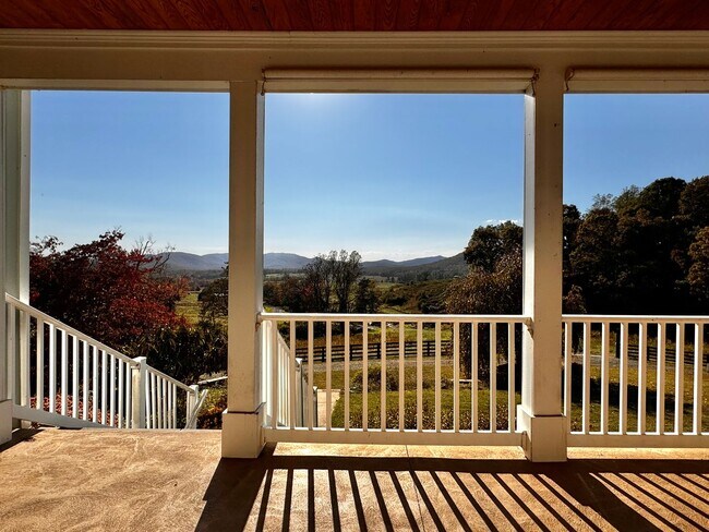 Foto del edificio - Located on a farm in North Garden- Enjoy F...