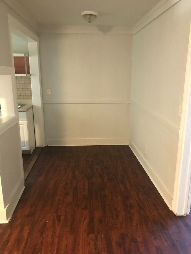 Building Photo - Great 3 bedroom/2 bath central air apartment