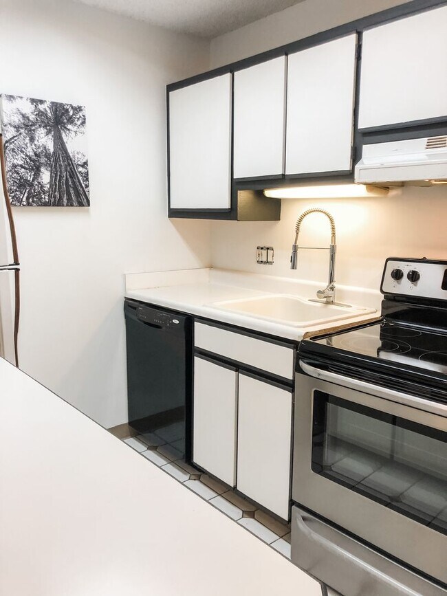 Foto del edificio - 2 Bedroom Condo Available for Lease--Great Location!