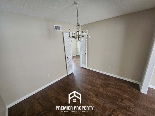 Foto del edificio - Charming 3BR/2BA Home in 38115 | Hardwood Floors, Fireplace & 2-Car Garage