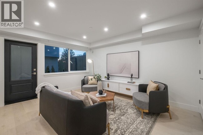 Building Photo - 432 1st St E