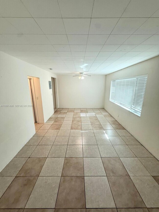 Foto del edificio - 1055 NE 34th Ct