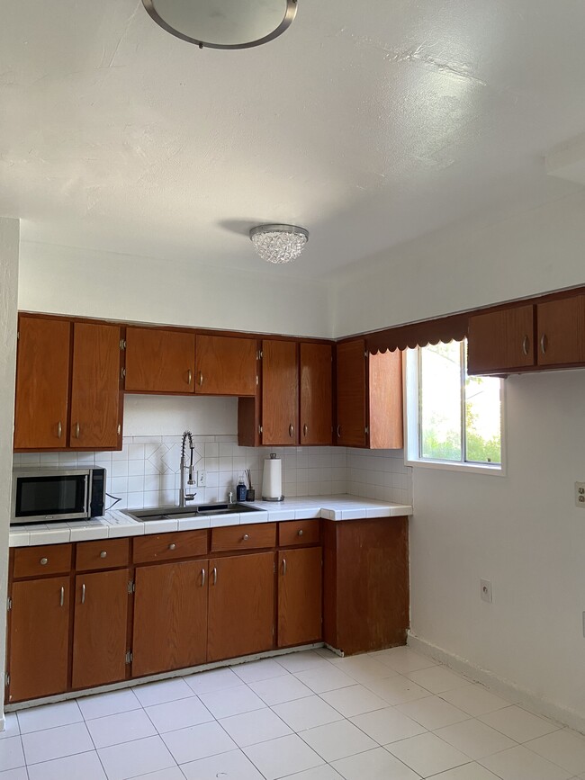 Building Photo - 8127 White Oak Ave