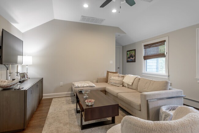 Foto del edificio - 19 Whitney Ave