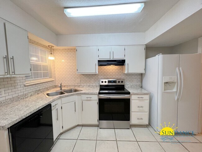 Building Photo - Quaint 2 Bedroom Townhouse in Fort Walton Beach!