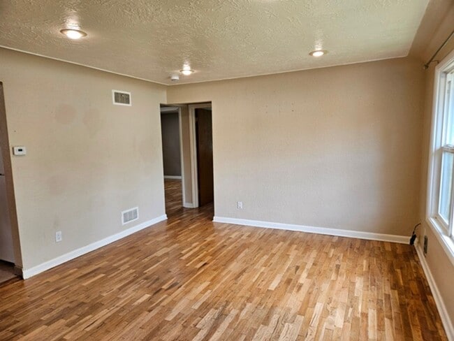 Foto del edificio - 2Bd/1Ba Single Story House - For Viewing!