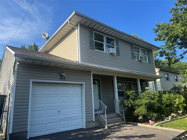 Building Photo - 611 Peconic Ave