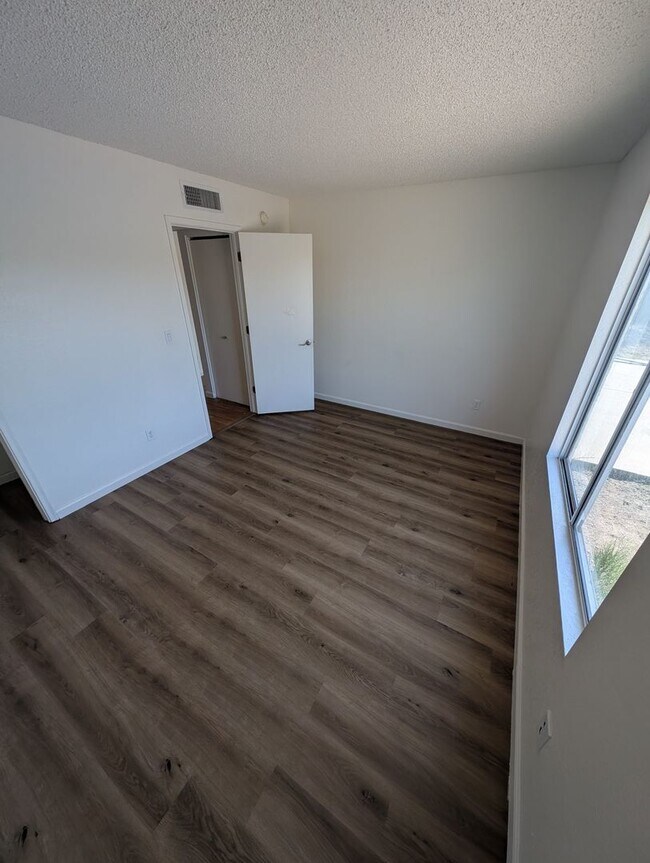 Building Photo - 1430 N Leawood Pl