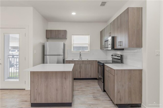 Building Photo - 900 E Redbud Ave