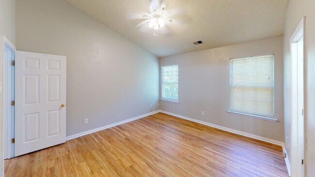 Building Photo - Recently Renovated Single Family Home in t...
