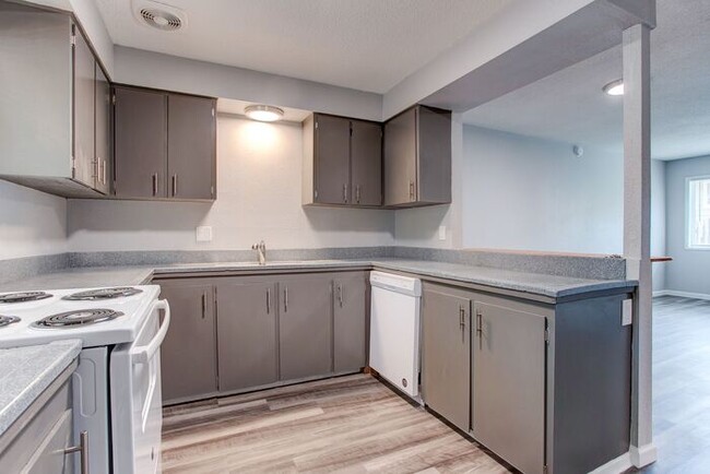 Building Photo - SUPER 2bed/1Bath Ground Level unit, Near B...