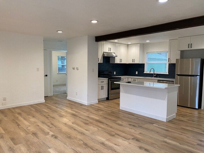 Building Photo - Fully  remodeled 3 bed, 1 bath house in La...