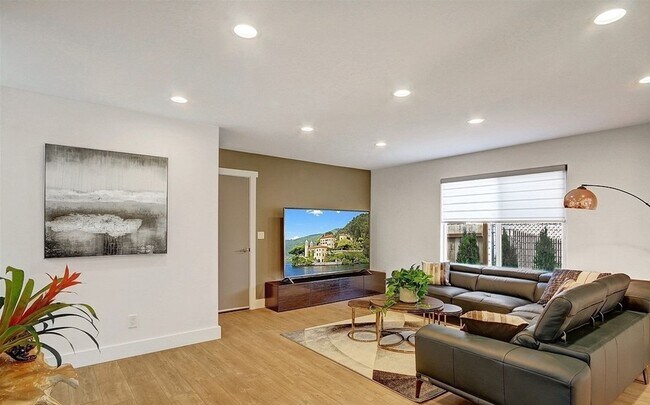 Building Photo - Beautifully remodeled 4bd, 3ba home in EVE...
