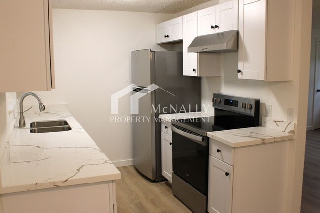 Building Photo - Updated 2 Bedroom Duplex with Garage and P...