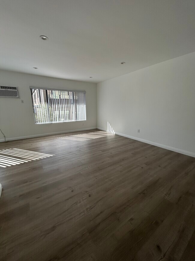 Sala de estar - 649 Westbourne Dr