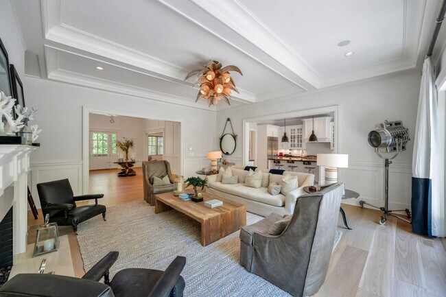 Building Photo - 22 E Woods Path