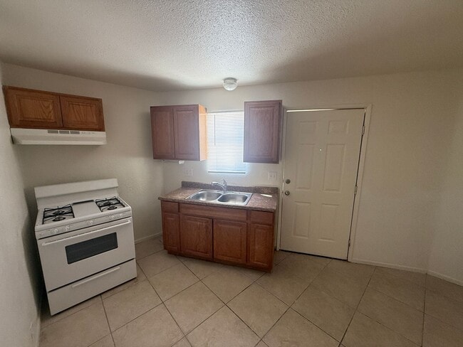 Building Photo - Desert View Apartments