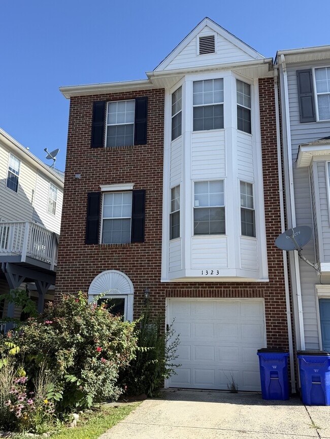 Building Photo - 1323 Hampshire Dr