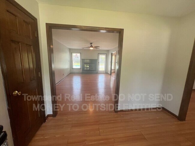 Building Photo - 6149 Lakeway Dr