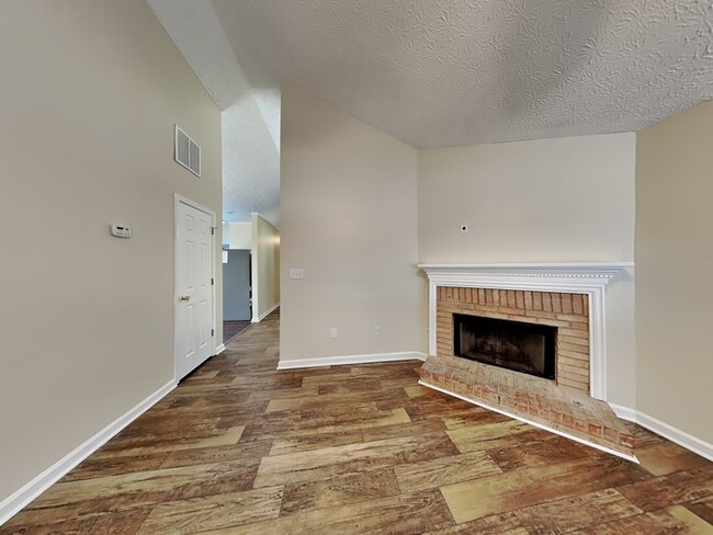 Building Photo - $1695 Off September's Rent When you move i...