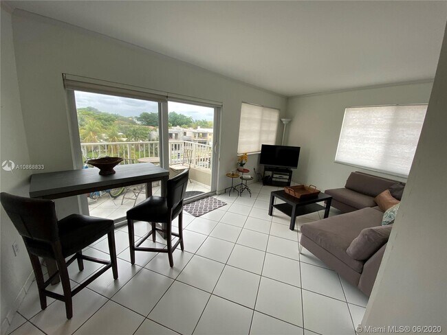 Building Photo - 2600  collins avenue 501 Miami Beach Fl 33140
