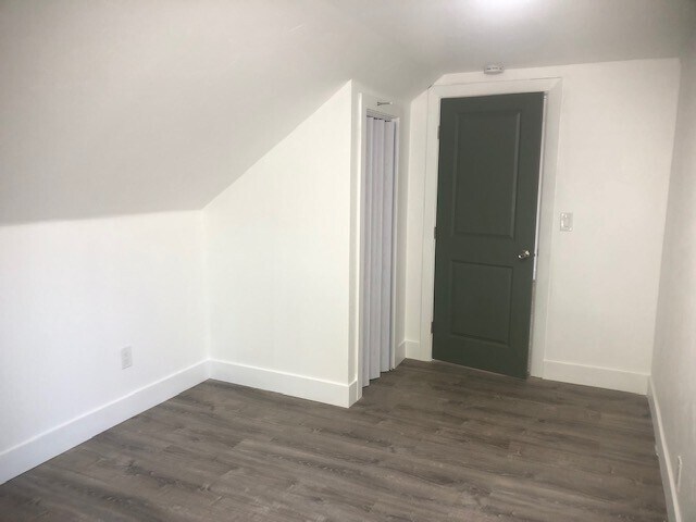 Building Photo - Upstairs ADU Alley house in downtown Red B...