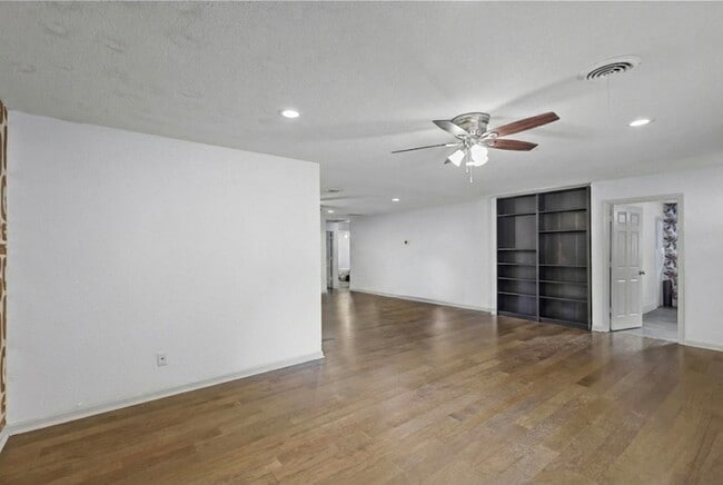 Foto del edificio - 6244 Trail Lake Dr