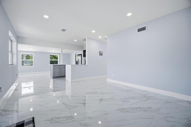 Building Photo - 1517 NE 53rd Ct