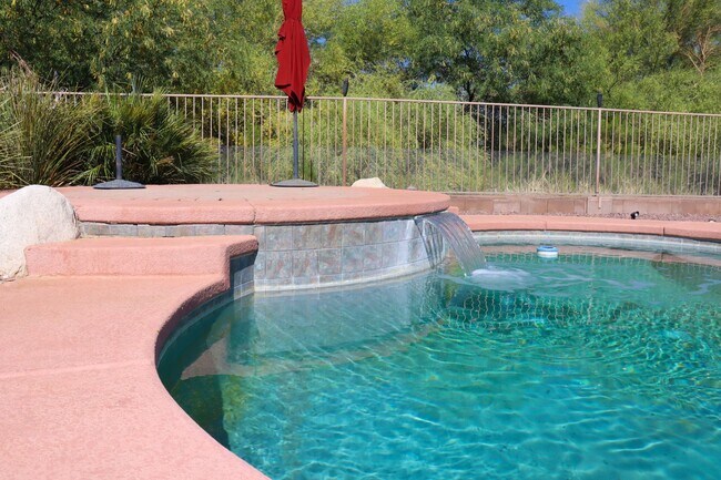 Foto del edificio - 3 Bed/2 Bath w/ Private Pool and 3 Car Gar...