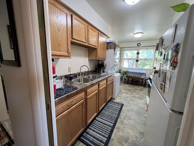 Building Photo - 103 W Oregon St