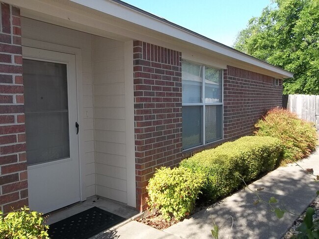 Building Photo - CUTE HOME, GREAT NEIGHBORHOOD