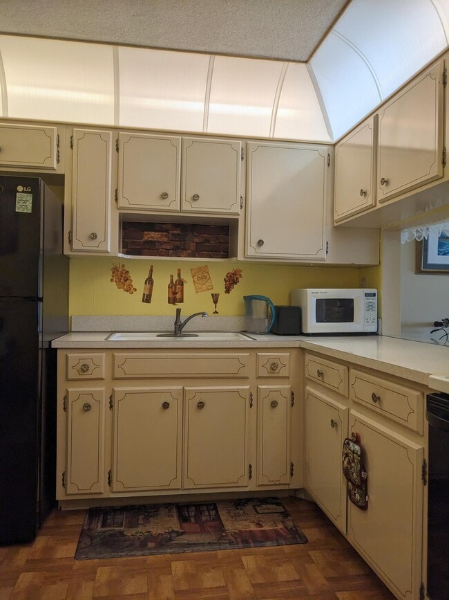 Building Photo - 2562 Garden Dr N