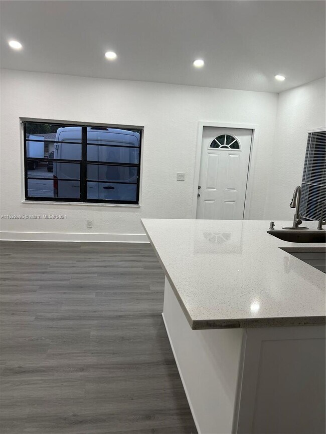Foto del edificio - 941 NW 23rd Ct