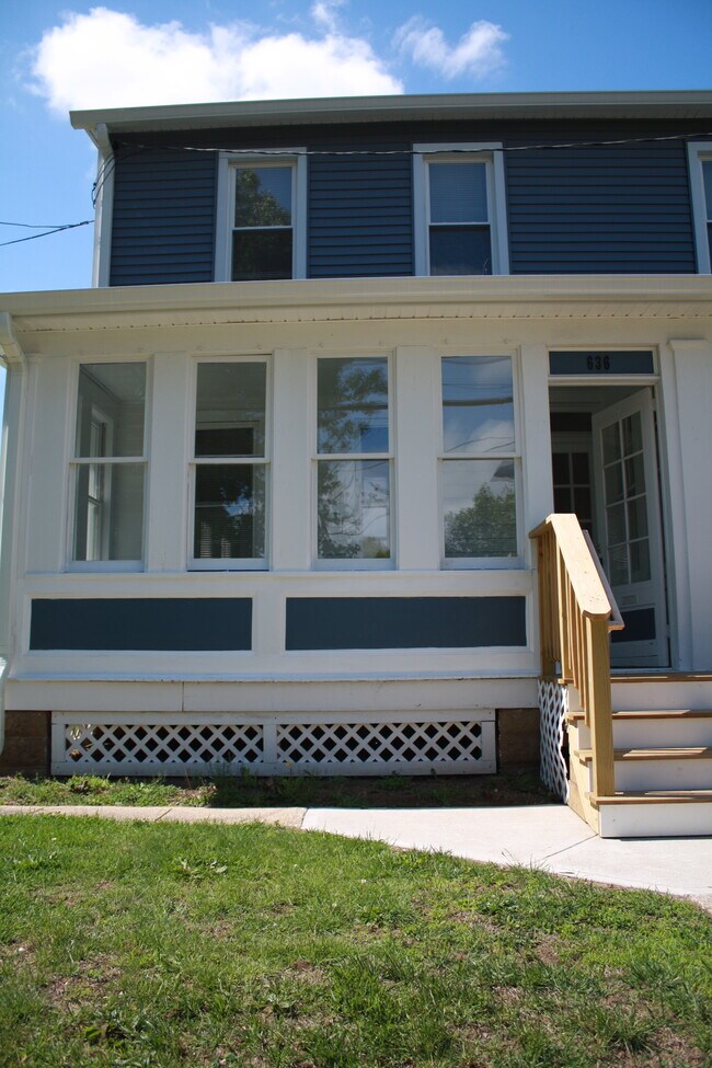 frente - 636 E Front St