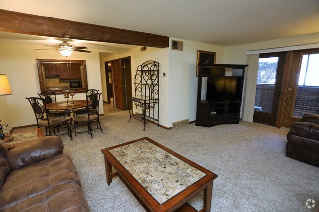 Sala de estar - Carriage Hill Apartments: A 55 and Better Community