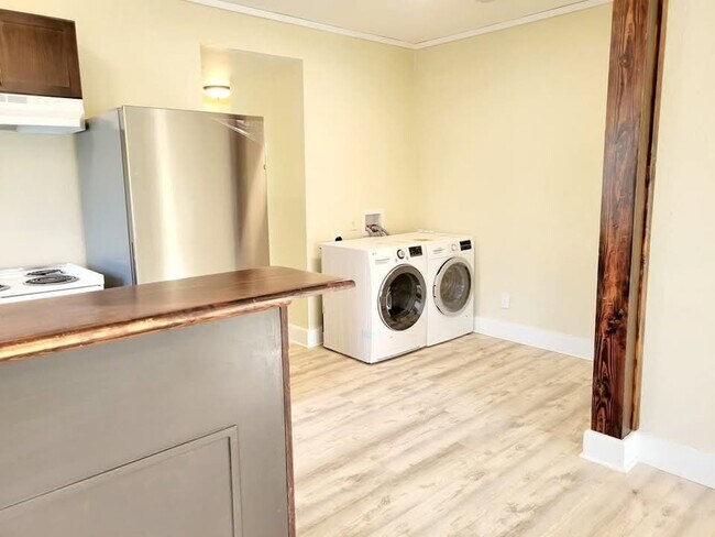 Building Photo - 133 E 4th St