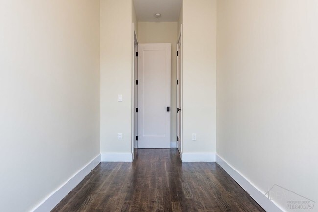 Building Photo - NO FEE 3 Bedroom Apartment in Ridgewood!