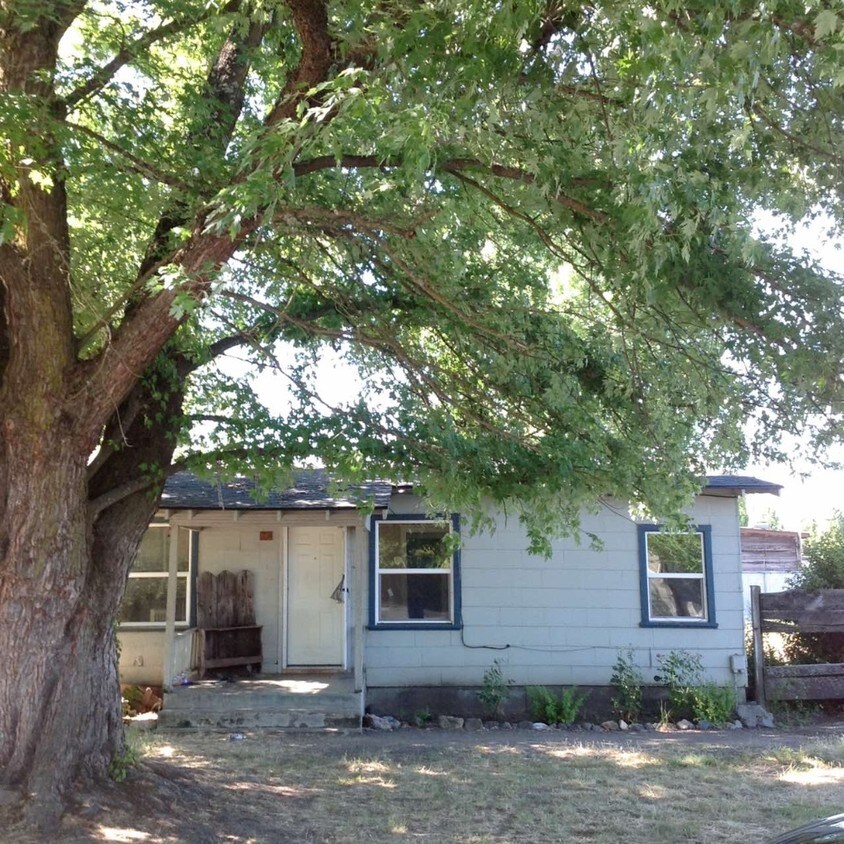 12 Mace Rd Unit 12, Medford, OR 97501 Room for Rent in Medford, OR