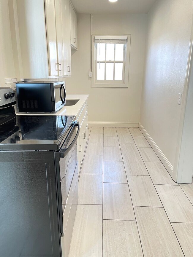 Foto del edificio - 1 Bedroom Available Now!