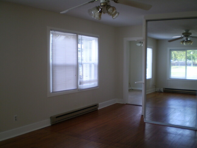 Building Photo - 2 bed/1 bath Bungalow ~ Hardwood Flooring ...