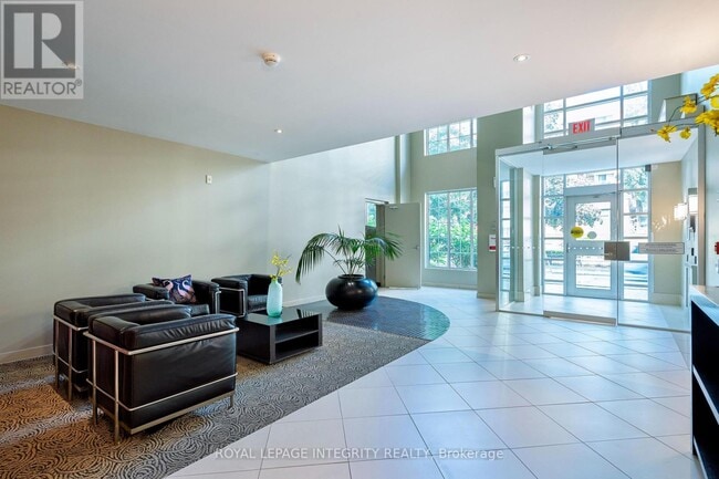 Building Photo - 138 Somerset St W