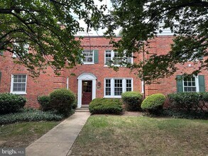Building Photo - 1816 Queens Ln