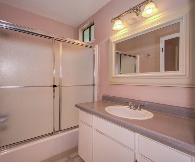 Building Photo - Wonderful East Vallejo Condo with views